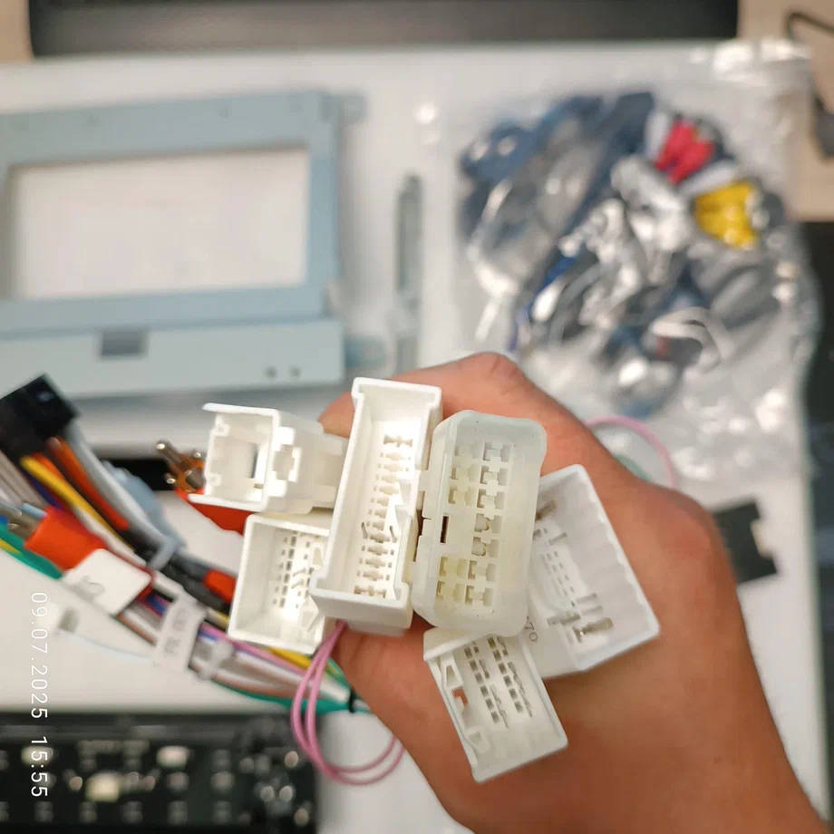 Магнитола для Toyota Land Cruiser 100 1992-2002 TOP Carmedia ZH-T1207FW-TS20